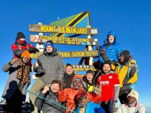 Gruppe auf dem Gipfel des Kilimanjaro