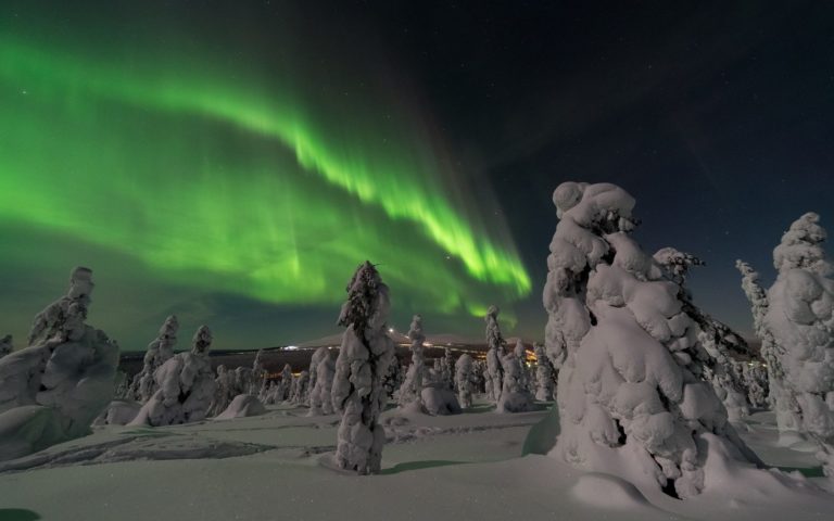 familienreise-finnland-winter-polarlicht-bei-nacht