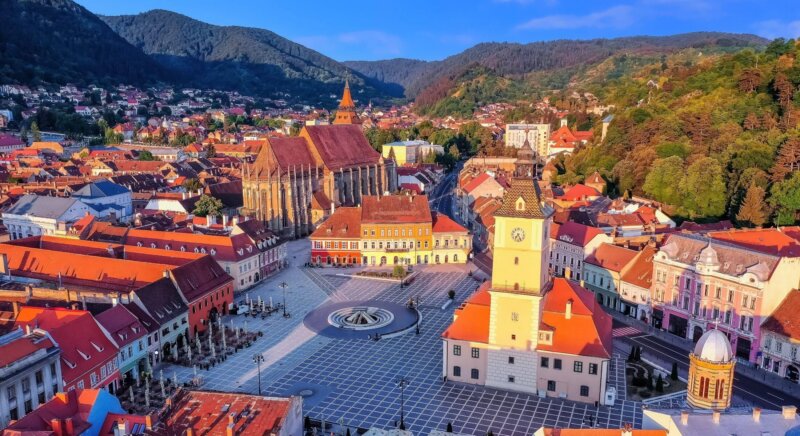 Rumänien, Brasov, mit Blick auf die Berge