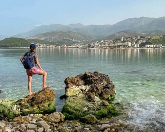 Albanien Reisen, Frau am Meer