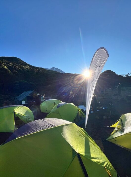 Zeltcamp am Kilimanjaro mit Sonnenschein