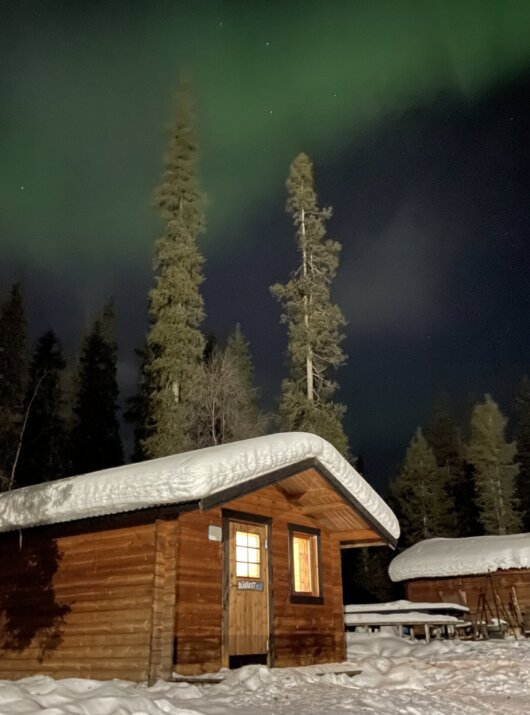 Wildnishütte mit Polarlicht