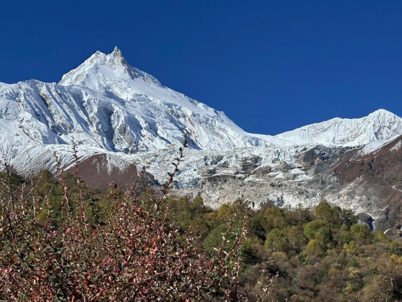 Blick hinauf auf den Manaslu Gipfel