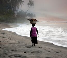 Ghana Reisen - Frau am Strand