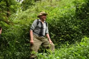 Ranger auf einem Trekking im Regenwald